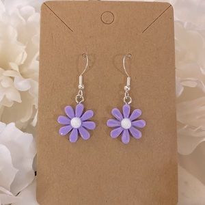 Petite silver purple daisy dangly earrings NWT